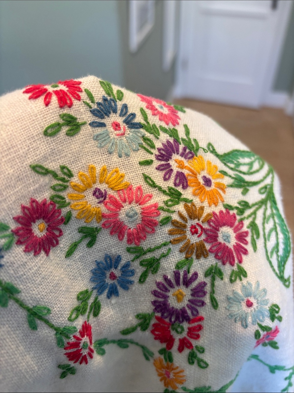 Vintage Embroidered linen tablecloth - Picture 6 of 8